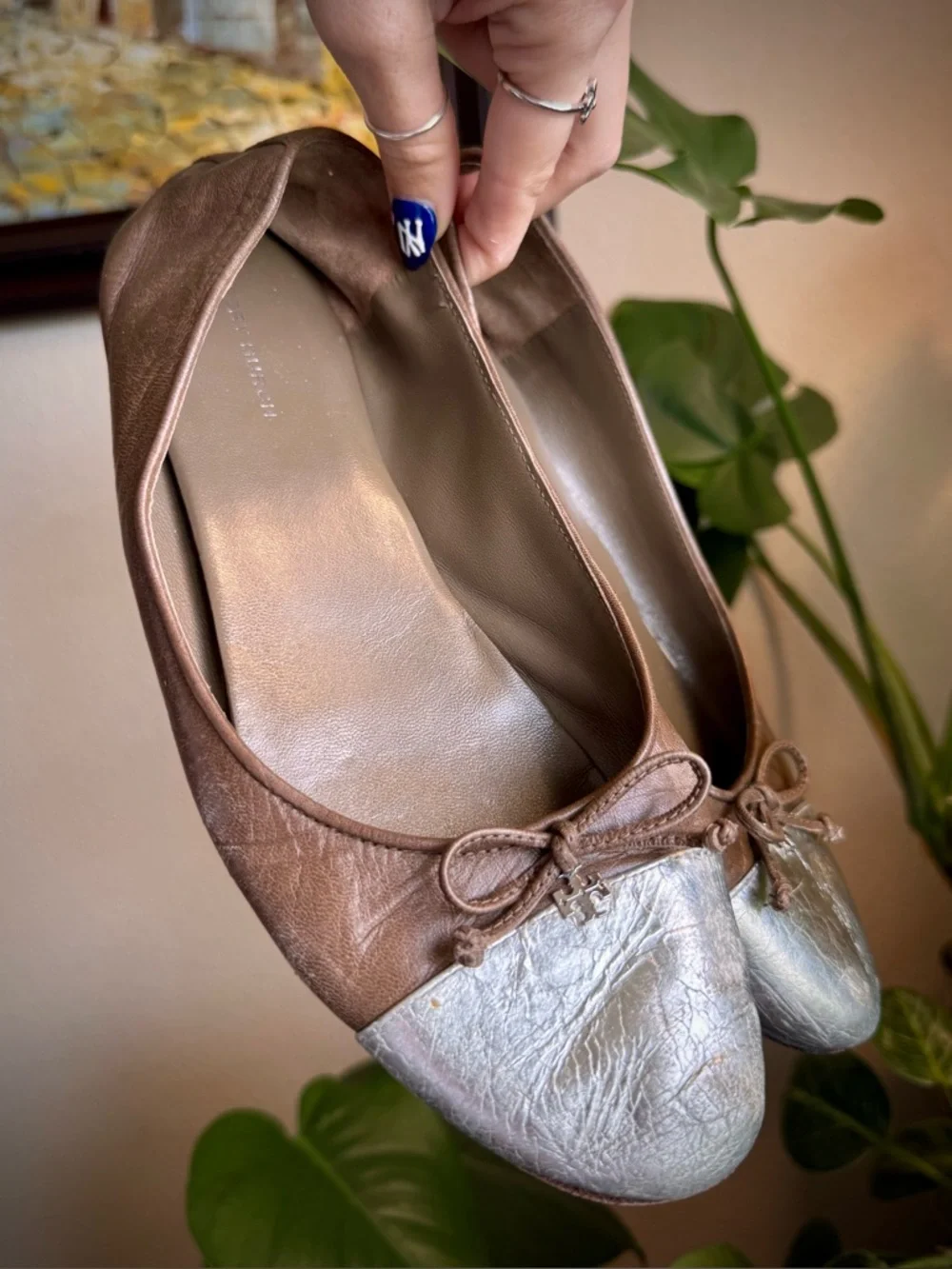 Tory Burch Taupe Cap Toe Ballet Flats Shoes 7.5 Silver Metallic Bow